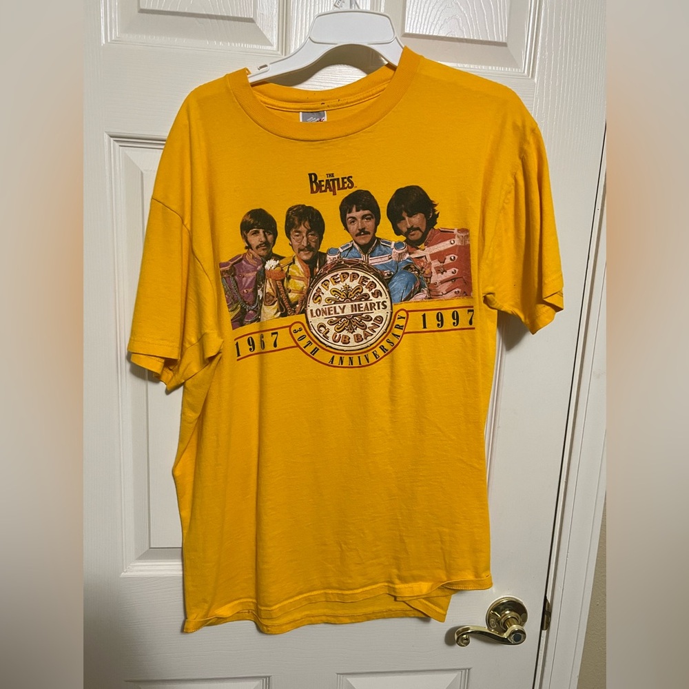 Vintage “The Beatles” sgt. peppers lonely hearts club band shirt